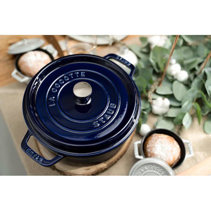 Чавунна жаровня/кокотниця STAUB, кругла, 8,35 л, функція Ароматичний дощ для оптимального зволоження, для всіх типів варильних поверхонь, включаючи індукційні та духові шафи, (темно-синій, 22 см)