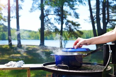 Чавунна каструля синього кольору з кришкою та силіконовими ручками 24 см Woll