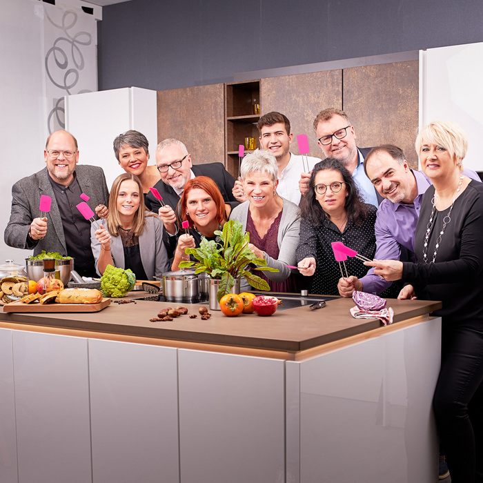 Лопатка силиконовая узкая Rosle, розовая, 26 см