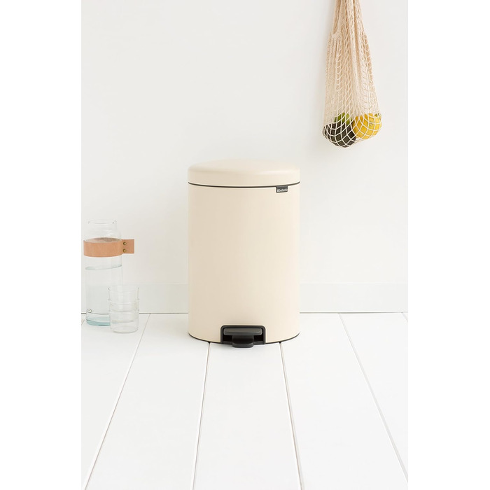 Сміттєвий бак з педаллю 20 л безшумний мигдальний NewIcon Brabantia