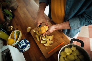 Кухонный нож для овощей изогнутый Fiskars Functional Form, 6.8см, нержавеющая сталь, пластик, черный