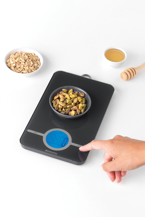 Ваги кухонні цифрові 2х15,2х26,5 см темно-сірі Brabantia
