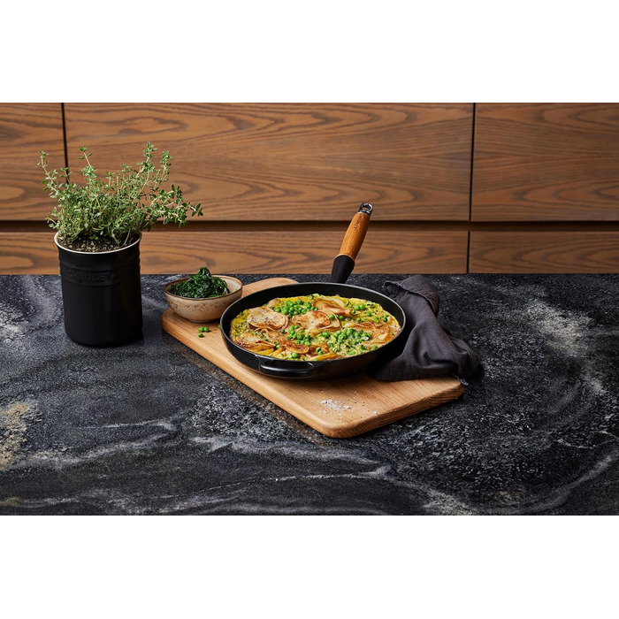 Сковорода чавунна 28 см з дерев'яною ручкою, чорний Signature Le Creuset