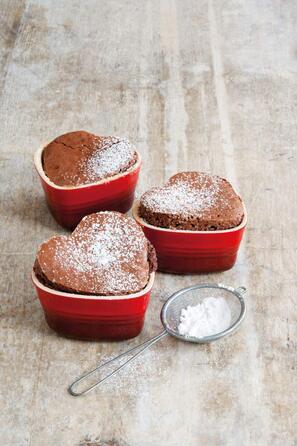 Блюдо для запекания в форме сердца с крышкой вишневое Le Creuset