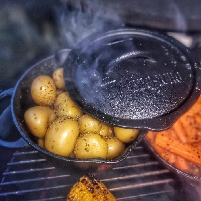 Сотейник чавунний 2 л з кришкою BBQ-Toro