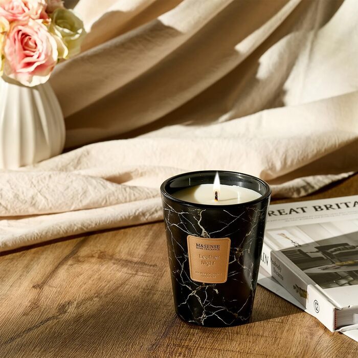Велика ароматична свічка M&SENSE Чорні ароматичні свічки у склянці Ароматизована свічка з натурального соєвого воску Розслаблююча ароматерапія Подарунок для жінок та чоловіків, Різдво Час горіння 75 годин та 2 ґноти (Leather Night, 400 г)