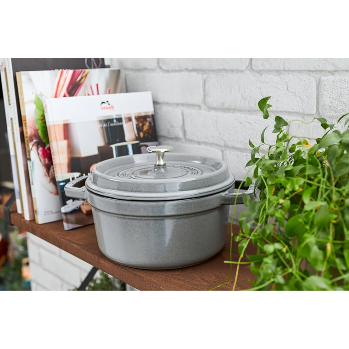 Чавунна жаровня/кокотниця STAUB, кругла, 8,35 л, функція Ароматичний дощ для оптимального зволоження, для всіх типів плит, в т.ч. індукційних та духових, (графітовий сірий, 18 см)