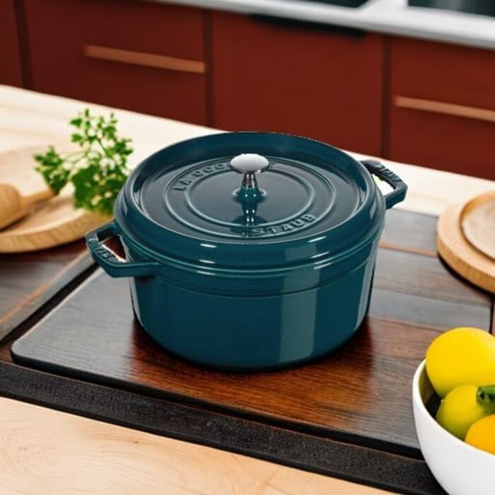 Чавунна жаровня/кокотниця STAUB, кругла 8,35 л, функція Ароматичний дощ для оптимального зволоження, для всіх типів варильних поверхонь, включаючи індукційні та духові шафи, (La Mer, 26 см)