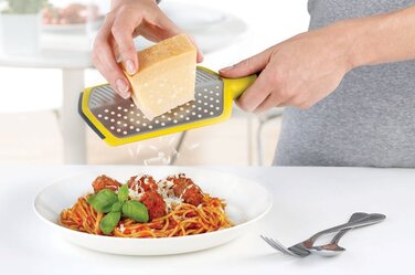 Терка маленька сіро-жовта Twist Grater Joseph Joseph