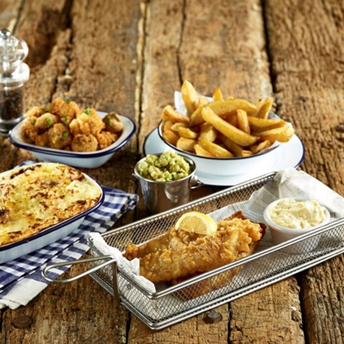 Тарелка 26 см белая эмалированная с синей каемочкой, GenWare