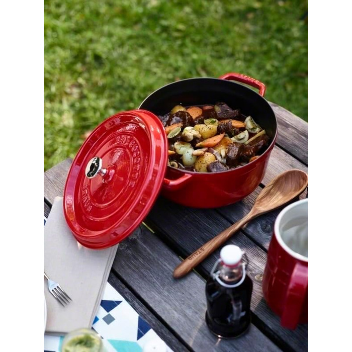 Чавунна жаровня/кокотниця STAUB, кругла, 8,35 л, функція Ароматичний дощ для оптимального зволоження, для всіх типів варильних поверхонь, включаючи індукційні та духові шафи, (вишнево-червона, 26 см)