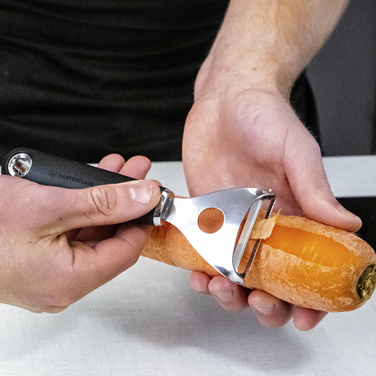 Овочечистка з горизонтальним лезом Kitchen Craft MASTERCLASS SOFT GRIP