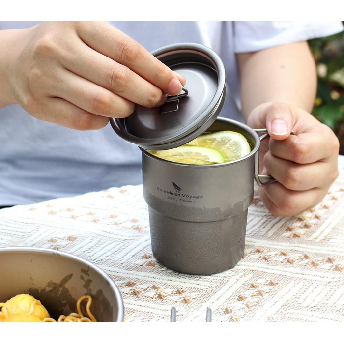 Мл Кемпінгова кружка Відкрита титанова чашка для кави Кружка для води зі складною ручкою Легка портативна європейська штабельована кружка-компаньйон Дорожня кружка Домашній офіс Одношаровий зволожуючий посуд Ti3050D (Ti3051d 250 мл Кружка з кришкою), 250