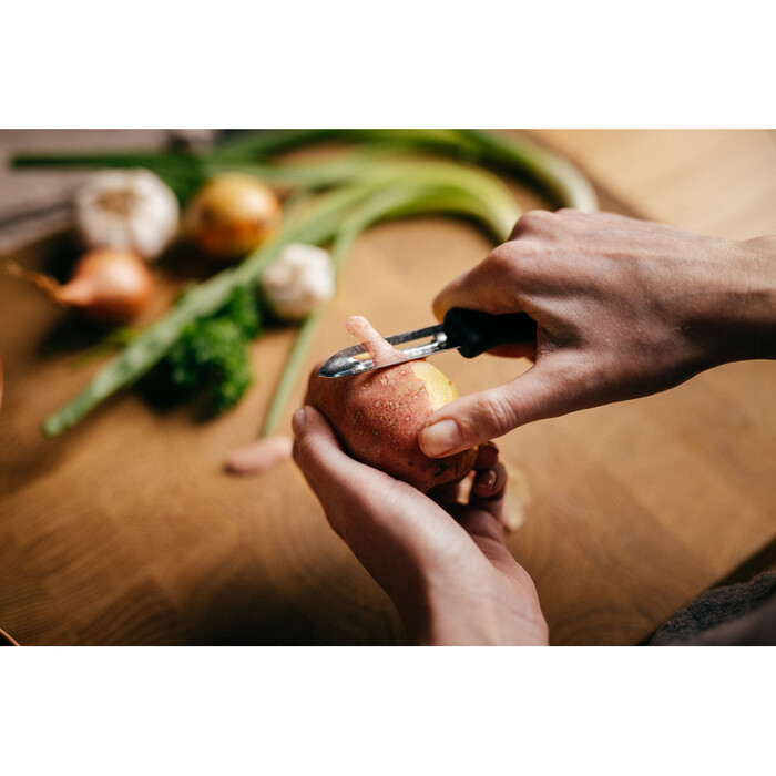 Нож для чистки (овочечистка) Fiskars Essential 6 см (1065585)