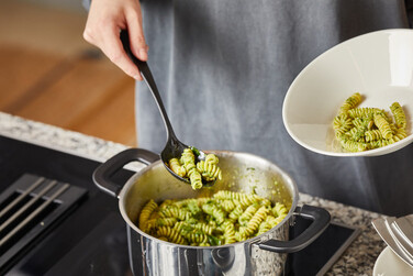 Ложка Fiskars Essential 38 см 1079057)